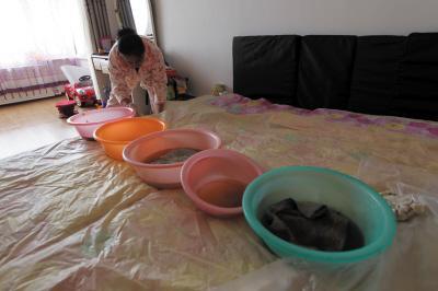 小金楼上漏水，住户失联，小区没物管，业主维权难！律师来支招……